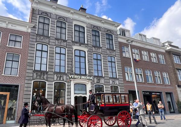 Een koets geparkeerd voor Grote Markt 17