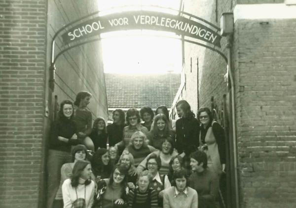 Groepsfoto van de leerlingen van de School voor Verpleegkundigen