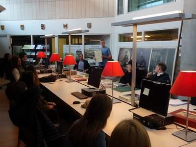 Archiefmedewerker Frank de Klerk verzorgt in de studiezaal een inleiding over de geschiedenis van Goes