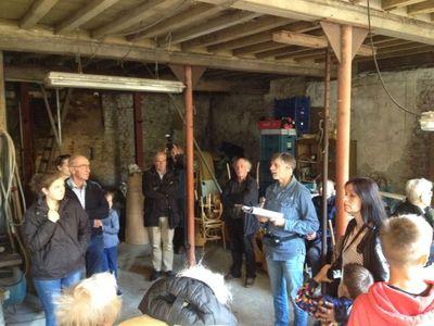 Archivaris Frank de Klerk vertelt in de voormalige herberg over de geschiedenis van het gebouw.