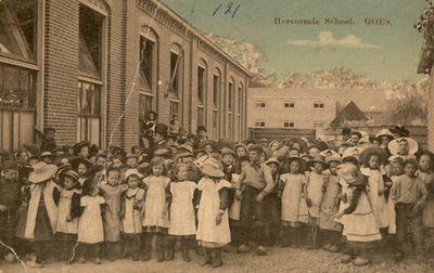 De school aan de Nieuwstraat in 1910. Collectie Bitter-van Opstal. Uitg. F.H. Hopster.