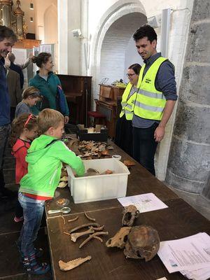 Kinderen maken kennis met archeologische voorwerpen