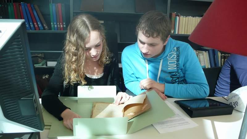 Leerlingen van het Calvijn College doen archiefonderzoek