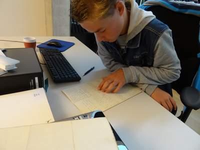 Paul op zoek naar gegevens in de verslagen van rechterlijke archieven