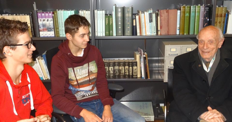 Reinier de Kraker en Niels de Koster met de heer W. Lenshoek