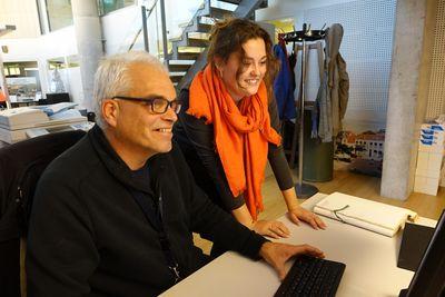 Robbin Putter zoekt in een database naar oude foto's van Goes