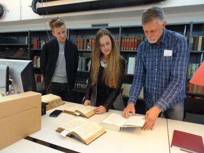 Tijs Maljaars, Julia van Walsem en archiefmedewerker Frank de Klerk