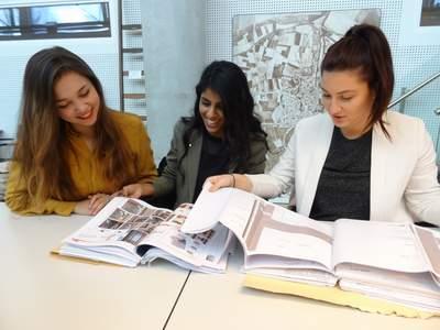 V.l.n.r. Easther Houmes, Alma Cencíc en Samantha Kalloe