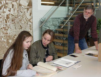 V.l.n.r. Jearinde Klok, Carmen de Goffau en archiefmedewerker Frank de Klerk