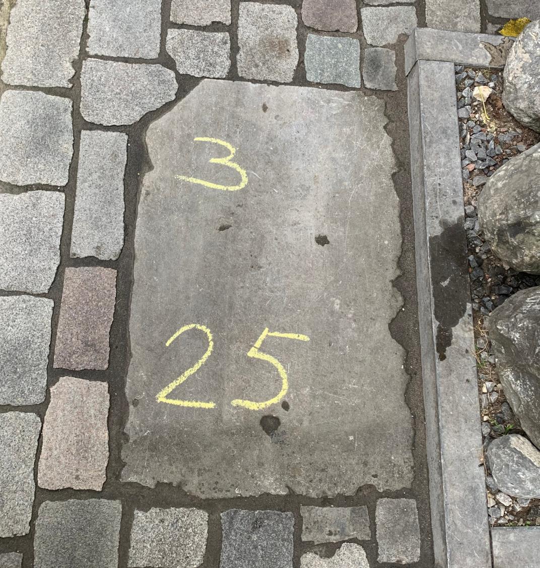 Blaauwe Steen met de nummers 2, 5, 3