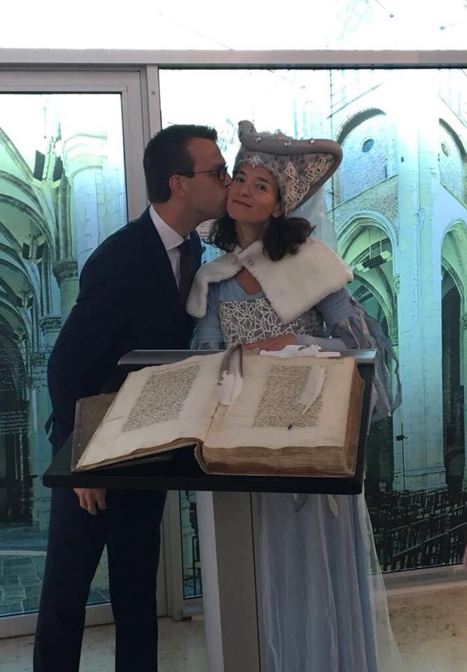 Foto van de opening van de expositie Goese vesten 600 jaar, met "Jacoba van Beieren"