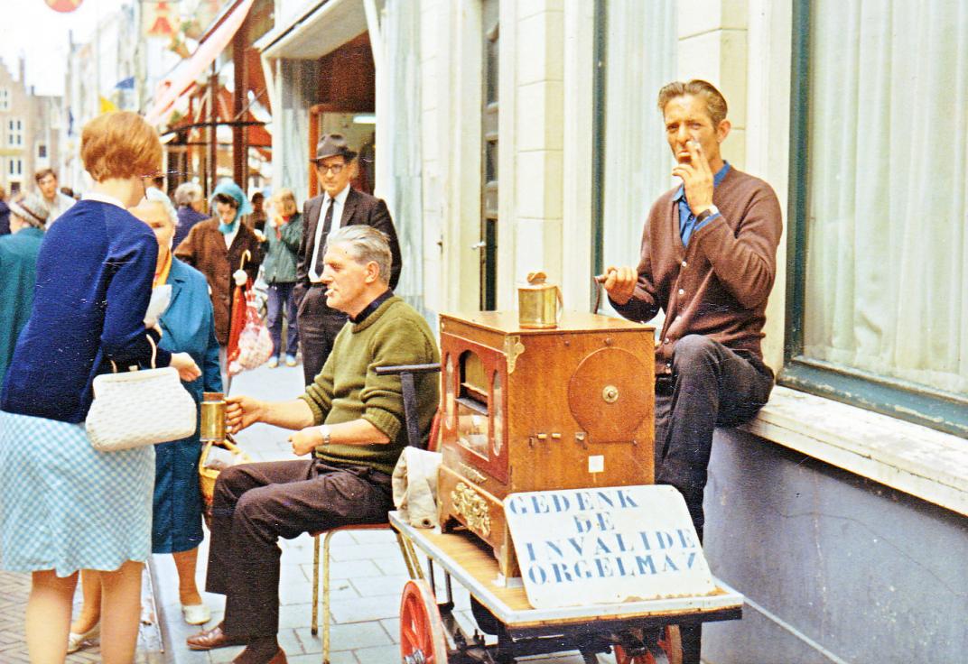 Howard Schenkel's foto van een straatorgel