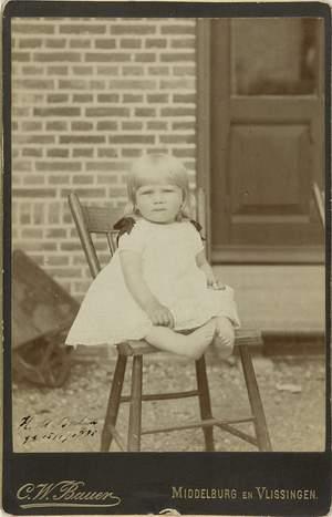 Foto van een kind op een stoel door C. W. Bauer