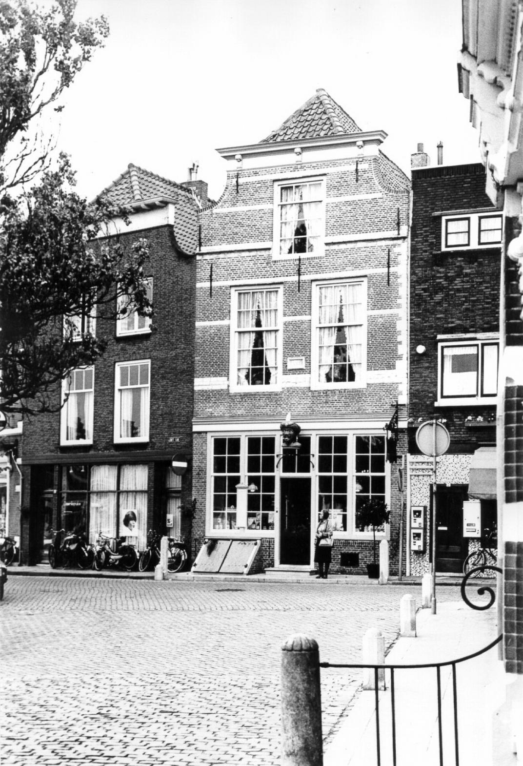 Zwart-wit foto van het huis aan de Grote Kade 44