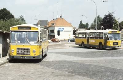 Parkeer met twee gele bussen