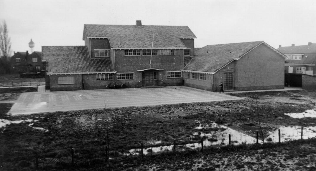 Foto uit 1952 van de Caspar Berseschool aan de Bergweg, nu de Bisschop Ernstschool