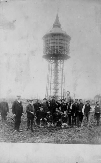 Groep mensen poserend voor bouw watertoren