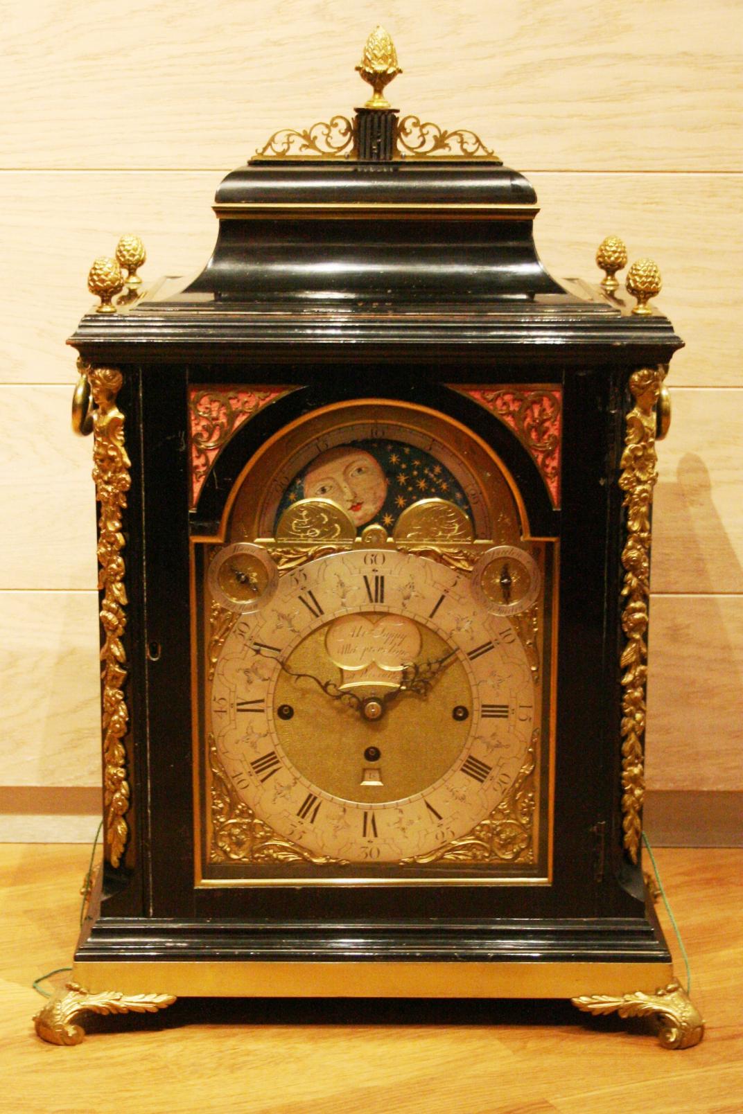 Zwart en gouden klok van Abraham Tappy