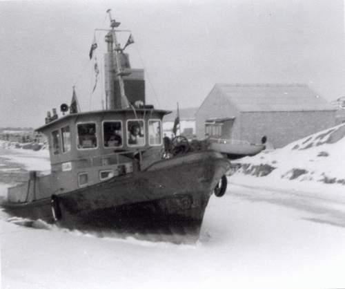 Foto van sleepboot Diana die vastzit in het water