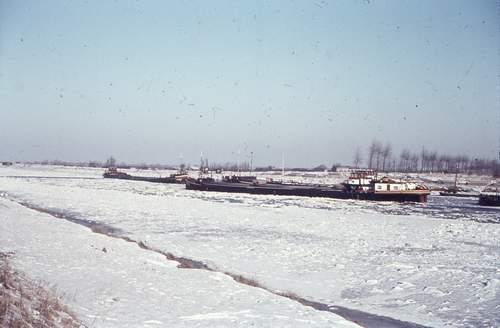 Foto van een ondergesneeuwd kanaal