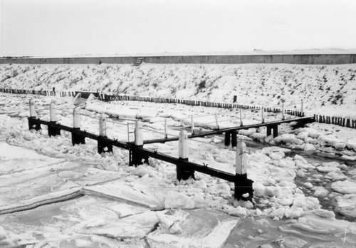 Foto van een ondergesneeuwd kanaal