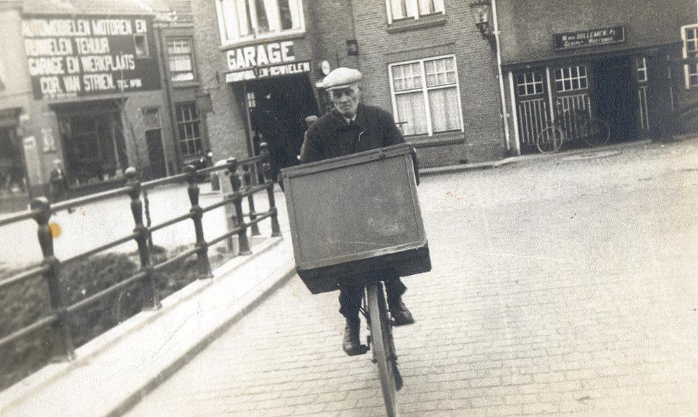Bakker op de fiets met een grote doos voorop