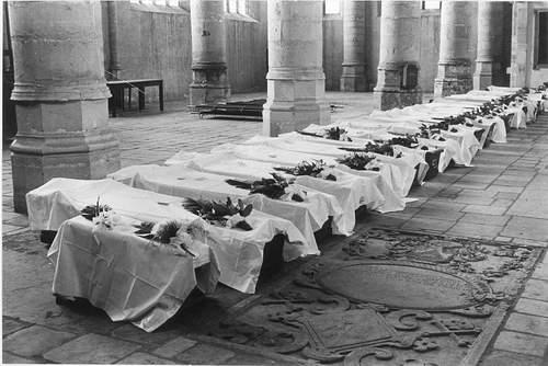 Foto van een rij opgebaarde slachtoffers in de Grote- of Maria Magdalenakerk te Goes