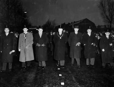 Groepsfoto van een aantal mannen bij de opening van het wachtlokaal