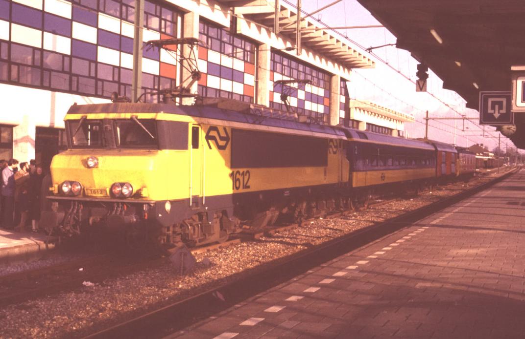 Foto van een NS trein op het nieuwe station van Goes in 1982
