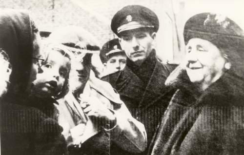 Foto van koningin Wilhelmina en veel mensen