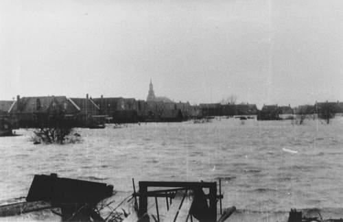 Foto van een overstroomd Wolphaartsdijk