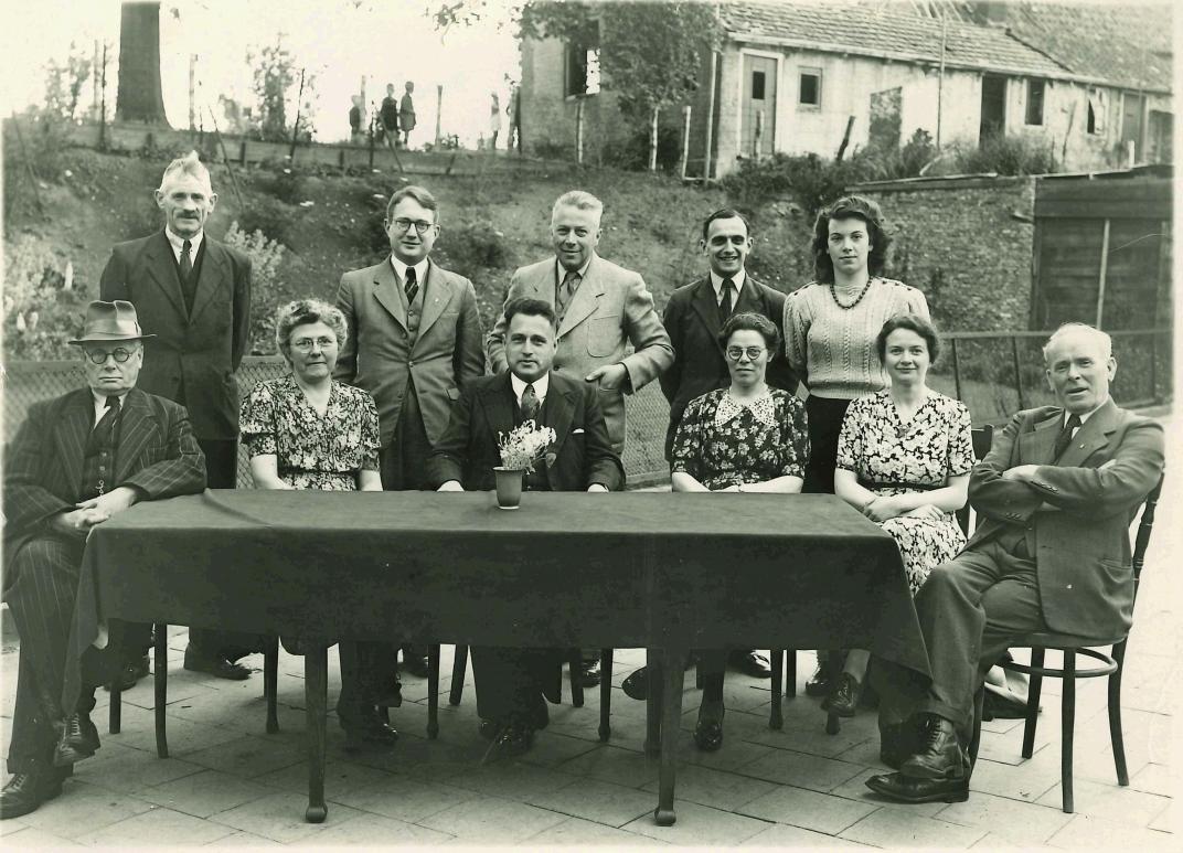 Schoolfoto met 2 rijen mensen