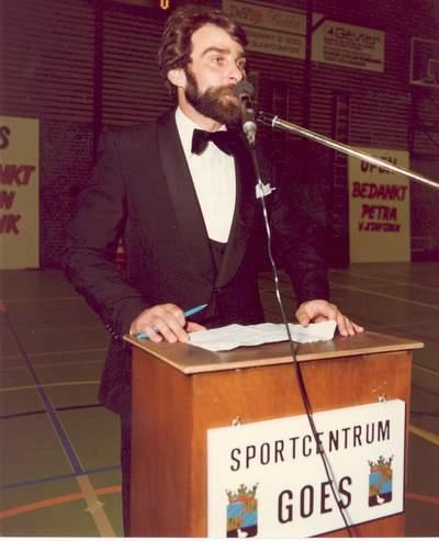 Hans Schuitema die een speech geeft in een gymzaal