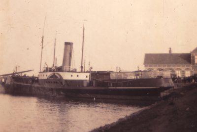 Veerboot bij het veerhuis