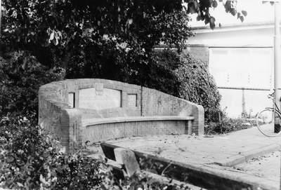 Jubileumbank met groen erachter
