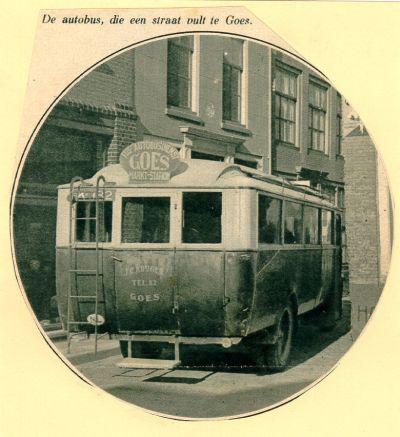 Autobus vanaf de achterkant met als bovenschrift: "De autobus, die een straat vult te Goes"