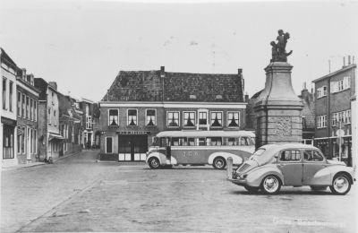 Plein van de Beestenmarkt met een auto geparkeerd op de voorgrond en achterin een bus