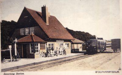 Prentbriefkaart van een station met als onderschrift links: "Spoorweg station" en rechts onderin: "Wolphaartsdijk"