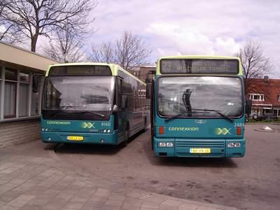 2 Connexxion bussen staan naast elkaar op het station in Goes