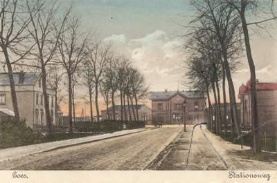 Prentbriefkaart van weg die leidt naar het station met huizen aan beide zijden