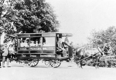Een paardenomnibus met passagiers