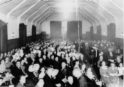 Volle zaal met toeschouwers