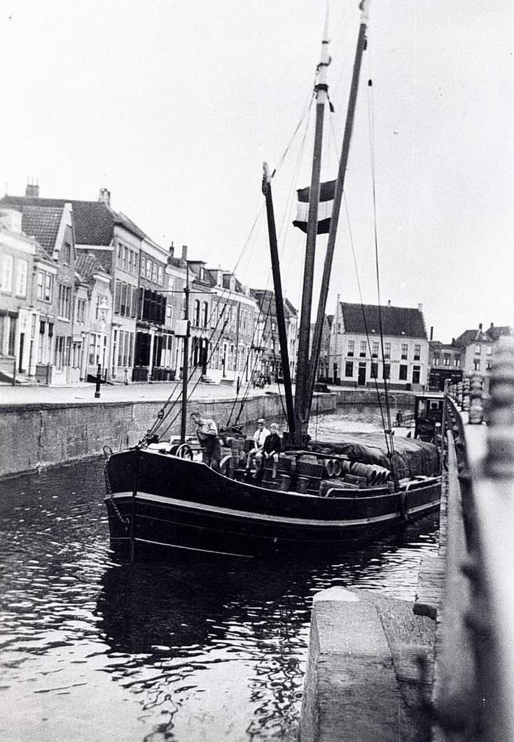 Boot in de Goese haven met de vlag halfstok