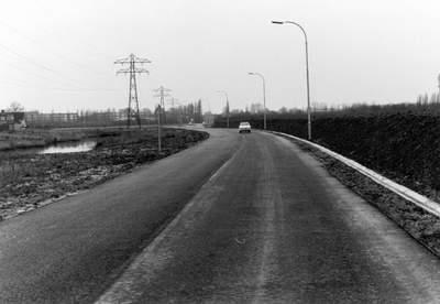 Lange weg met in de verte een hoogspanningsmast te zien