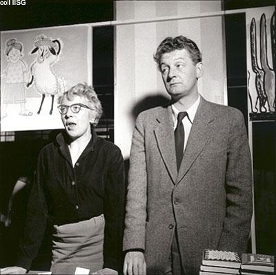 Annie M.G. Schmidt en Simon Carmiggelt staan achter een tafel met boeken