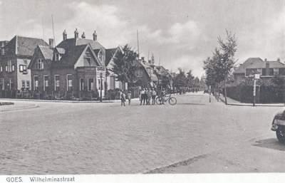 Kruispunt van straten met wat kinderen midden op straat