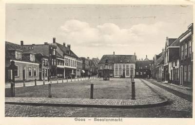 Plein met huizen rondom