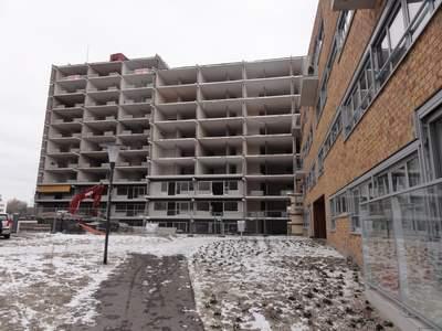 Erasmusflat in bouw, de alleen het betonnen geraamte staat er