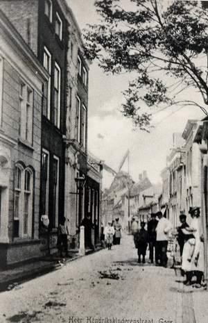 Huizen link met mensen op de straat
