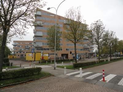 Flatgebouw vanaf de weg